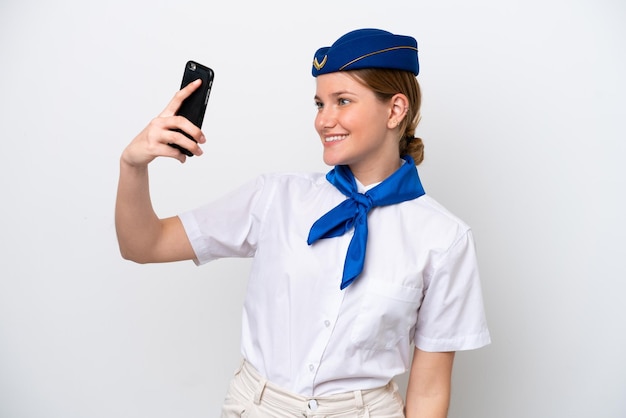 Donna hostess dell'aeroplano isolata su sfondo bianco che fa un selfie