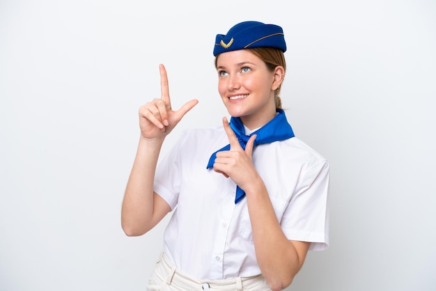 Donna hostess dell'aeroplano isolata su sfondo bianco che punta con il dito indice una grande idea