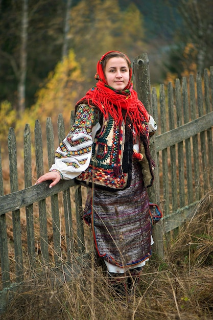 Donna hutsul ucraina in costume nazionale con scialle in testa su uno sfondo di montagne