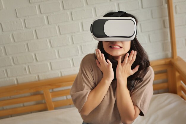 Donna impaurita che gioca con le cuffie VR horror