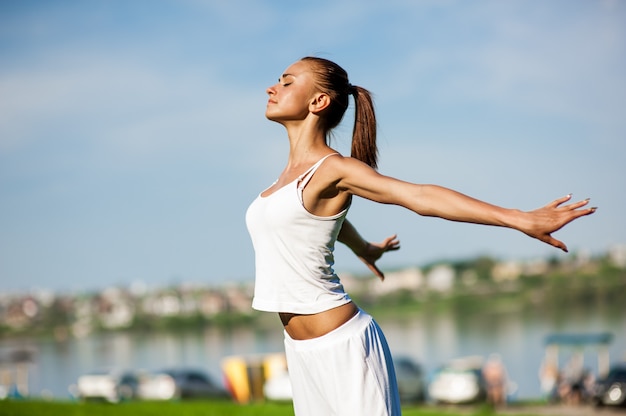 Donna impegnata in palestra