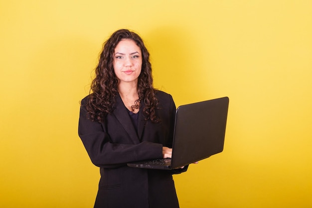 Donna imprenditoriale che indossa la tuta tenendo il computer portatile Donna d'affari telelavoro