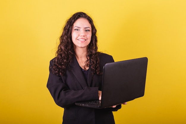 Donna imprenditoriale che indossa la tuta tenendo il computer portatile Donna d'affari telelavoro