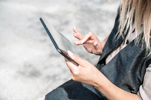 Donna imprenditrice con un tablet lavora con i dati finanziari nell'azienda della città Concept di crescita dello sviluppo tecnologico