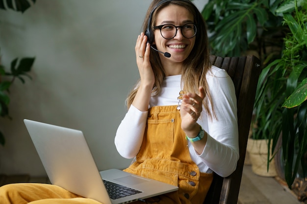 Donna imprenditrice giardiniere divano studenti corsi di formazione a distanza online a distanza con laptop