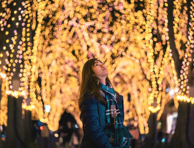 Donna in abbigliamento invernale a un festival di Natale