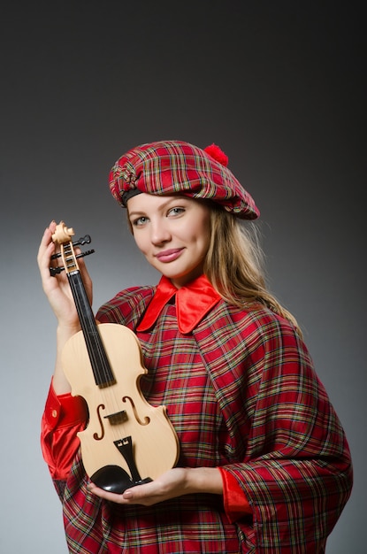 Donna in abbigliamento scozzese nel concetto musicale