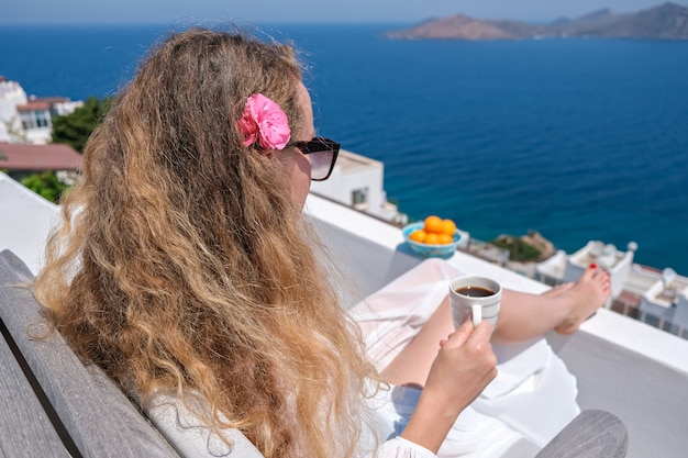 Donna in abito bianco sulla terrazza