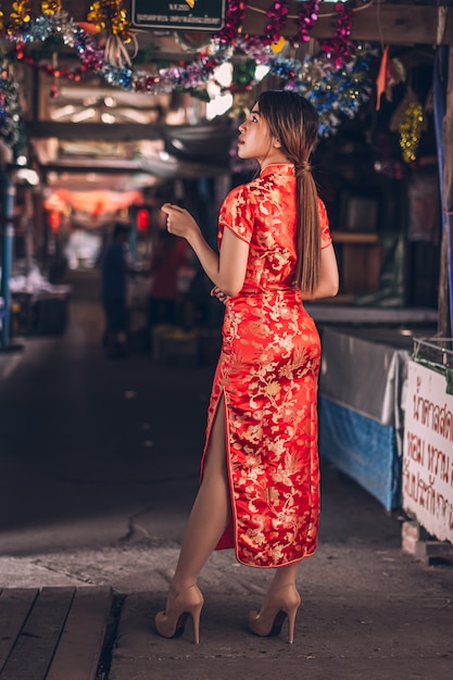 Donna in abito cheongsam