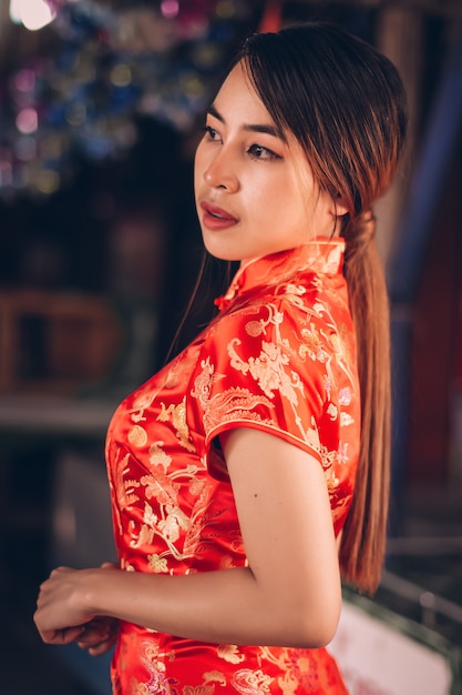 Donna in abito cheongsam