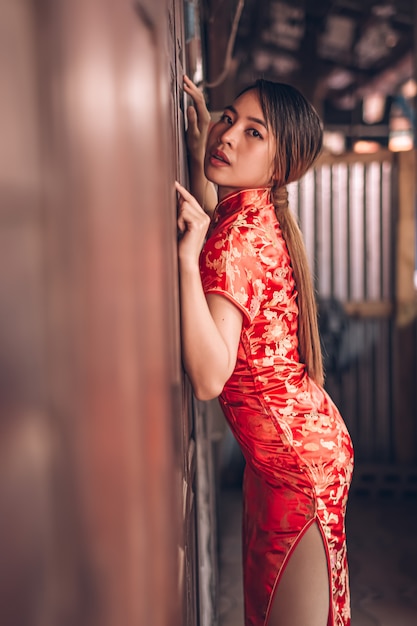 Donna in abito cheongsam