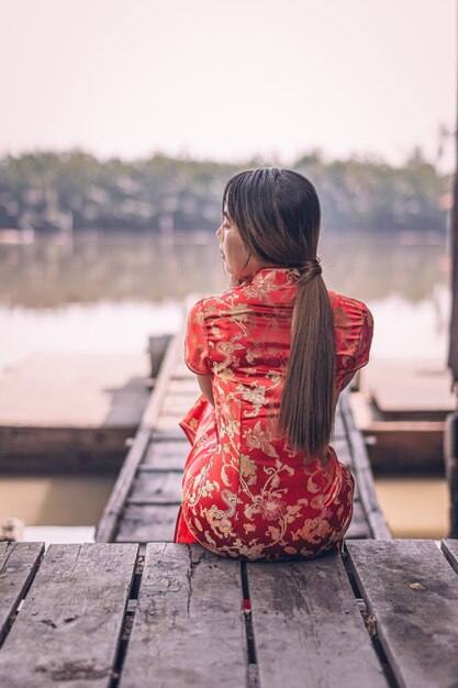 Donna in abito cheongsam