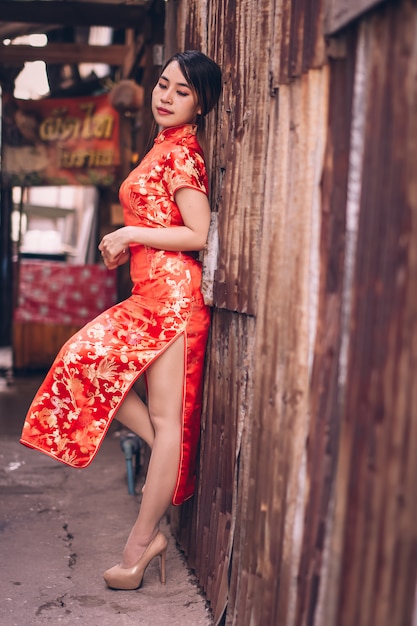 Donna in abito cheongsam