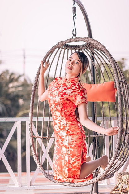 Donna in abito cheongsam