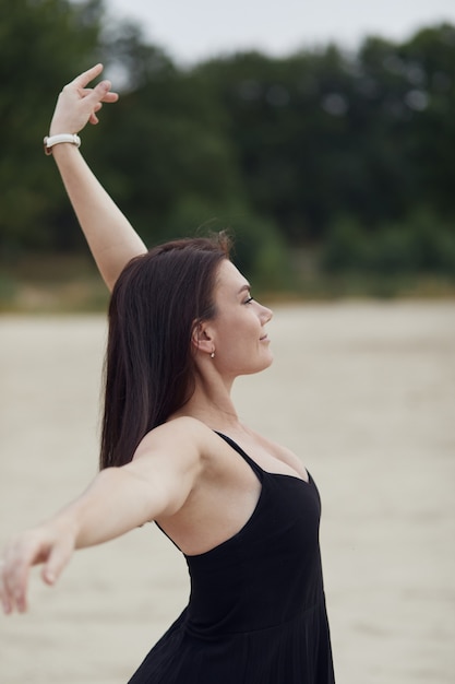 Donna in abito nero che balla