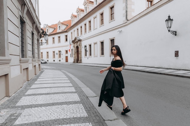 Donna in abito nero che cammina nella città vecchia di Praga