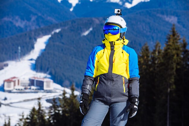 Donna in attrezzatura da sci in cima alla collina. stile di vita