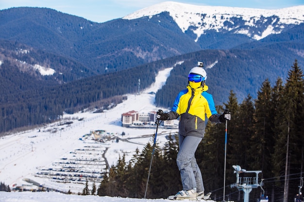 Donna in attrezzatura da sci in cima alla collina. stile di vita