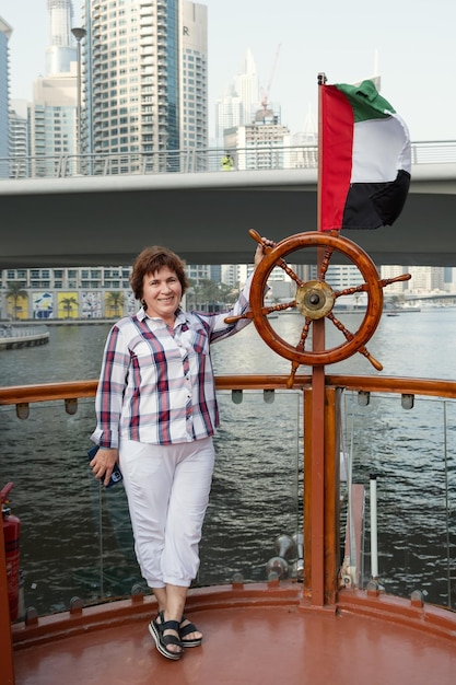 Donna in barca a Dubai Marina Turista in pensione in escursione