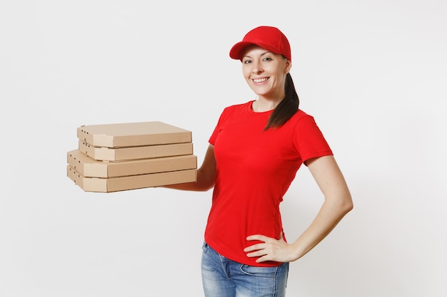 Donna in berretto rosso, t-shirt che dà scatole per pizza ordine cibo isolati su sfondo bianco. Pizzaiolo femminile che lavora come corriere o rivenditore in possesso di pizza italiana in flatbox di cartone. Concetto di servizio di consegna.