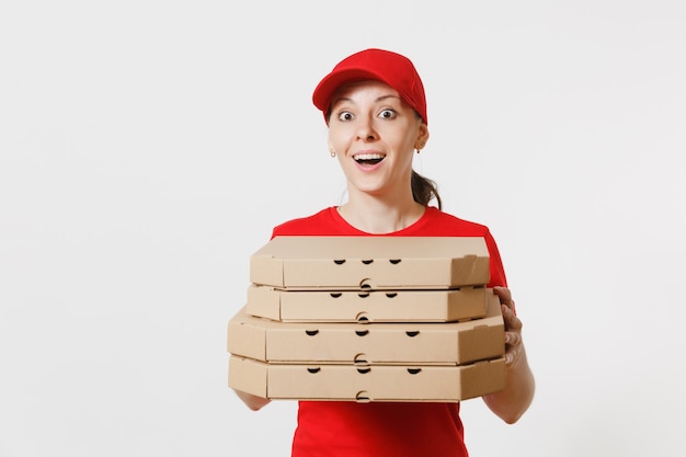 Donna in berretto rosso, t-shirt che dà scatole per pizza ordine cibo isolati su sfondo bianco. Pizzaiolo femminile che lavora come corriere o rivenditore in possesso di pizza italiana in flatbox di cartone. Concetto di servizio di consegna.