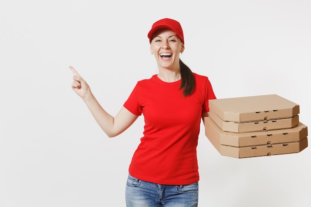 Donna in berretto rosso, t-shirt che dà scatole per pizza ordine cibo isolati su sfondo bianco. Pizzaiolo femminile che lavora come corriere o rivenditore in possesso di pizza italiana in flatbox di cartone. Concetto di servizio di consegna.