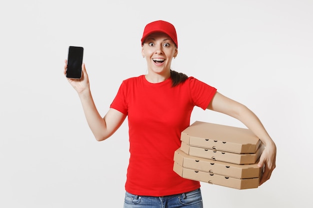 Donna in berretto rosso, t-shirt dando ordine di cibo pizza italiana in scatole di cartone flatbox isolati su sfondo bianco. Corriere femminile che tiene telefono cellulare con schermo vuoto nero vuoto. Concetto di consegna.