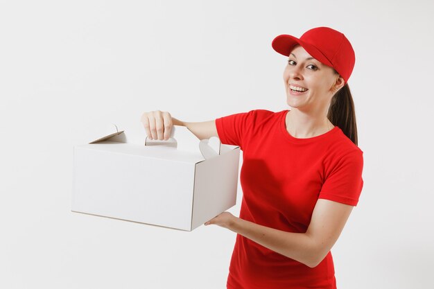 Donna in berretto rosso, t-shirt dando ordine di cibo scatola torta isolato su sfondo bianco. Corriere femminile che tiene il dessert in una scatola di cartone non contrassegnata. Concetto di servizio di consegna. Ricezione pacco. Copia spazio.