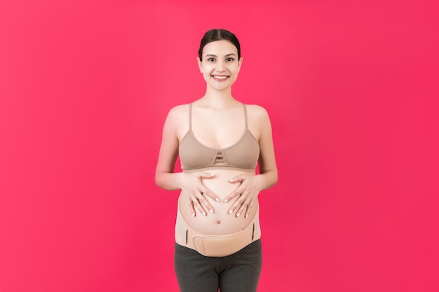 donna in biancheria intima che indossa un bendaggio elastico gravidanza