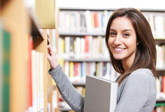 donna in biblioteca