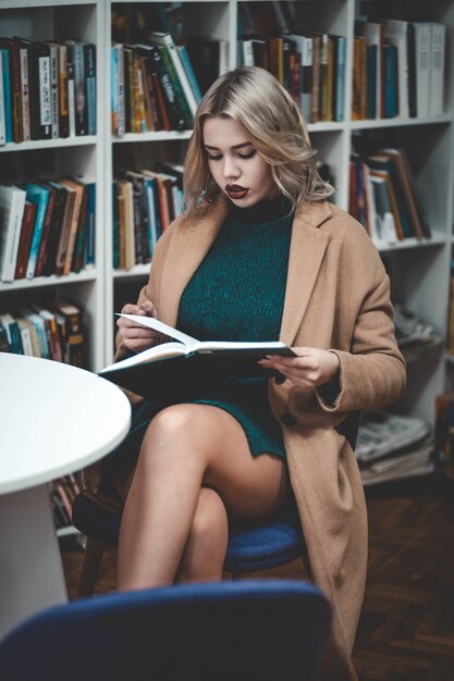 donna in biblioteca.