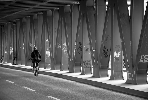 Donna in bicicletta nel tunnel