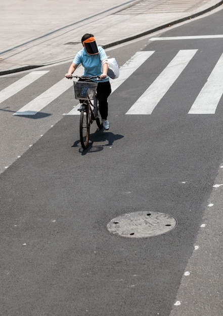 Donna in bicicletta sulla strada in città
