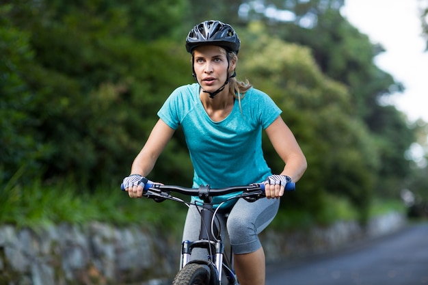 Donna in bicicletta sulla strada