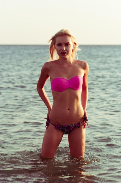 Donna in bikini sulla spiaggia