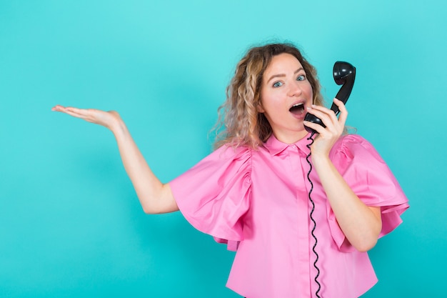 Donna in camicia con telefono