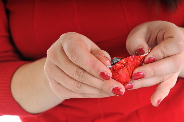 donna in camicia rossa mangia cibo dolce al cioccolato