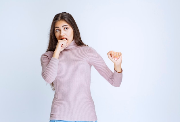 donna in camicia viola spaventata e terrorizzata.