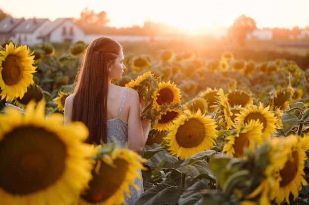 Donna in campo di girasoli in estate