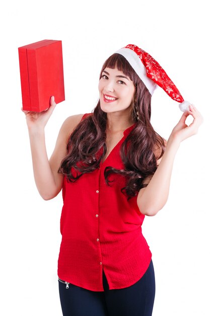 Donna in cappello della Santa che tiene il contenitore di regalo di natale