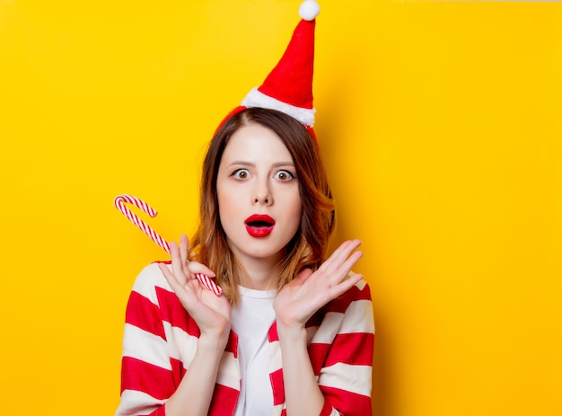 donna in cappello di Babbo Natale con zucchero filato