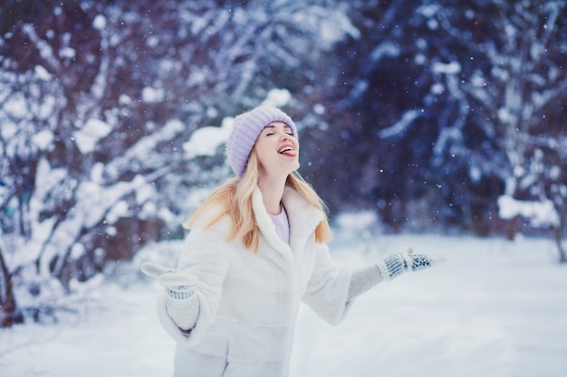 Donna in cappello e pelliccia