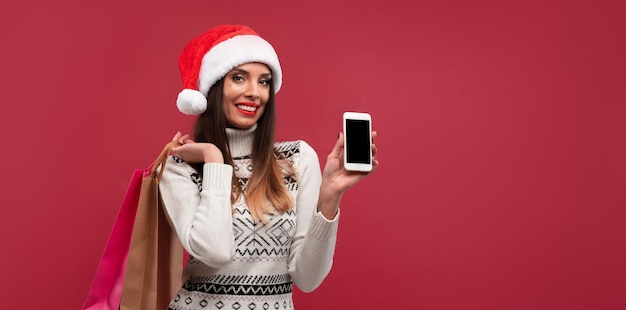 Donna in cappello rosso della Santa sul rosso