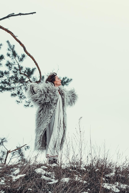 Donna in cappotto di pelle di pecora gunia abbigliamento invernale ucraino storico