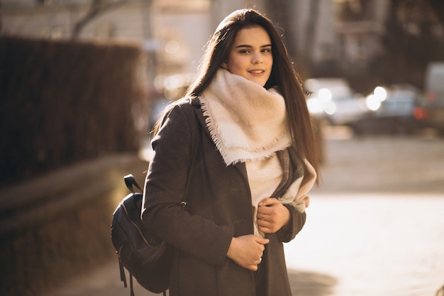 Donna in cappotto e scraf in strada