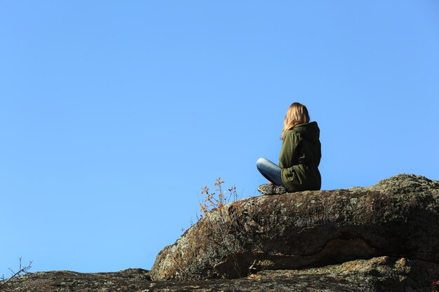 Donna in cima alla montagna