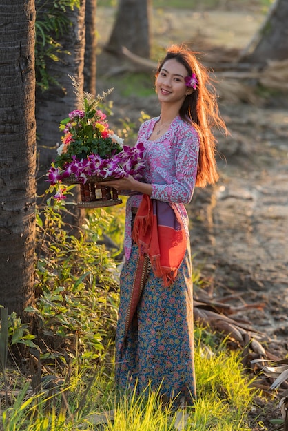 Donna in costume bali Abito nazionale indonesiano al mattino