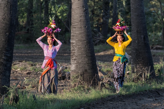 Donna in costume bali Abito nazionale indonesiano al mattino