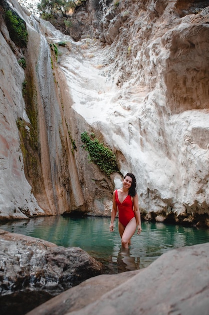 Donna in costume da bagno rosso Dimosari cascata all'isola di Lefkada in Grecia