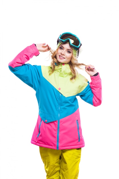 donna in costume da snowboard tenendo i capelli